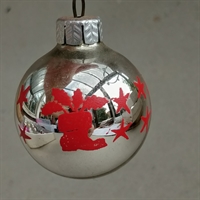 sølvfarvet glas julekugle med dekoration røde støvler og stjerner gammel julepynt